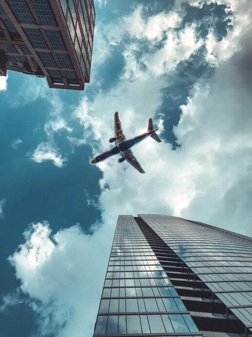 Avión volando entre nubes 
