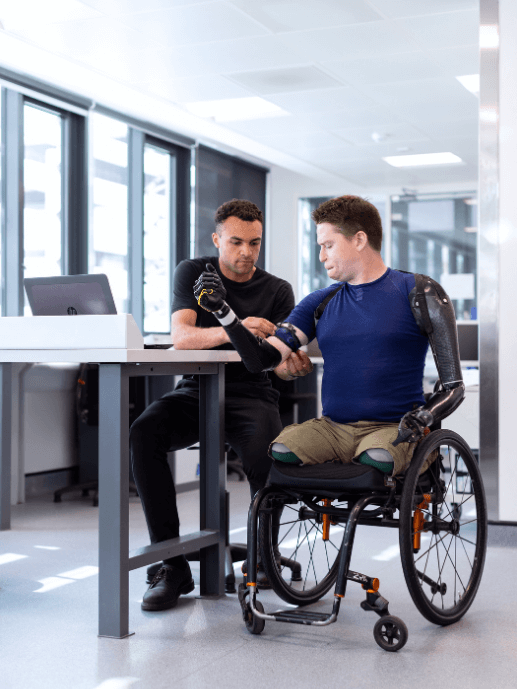 Hombre en silla de ruedas con dispositivos tecnológicos