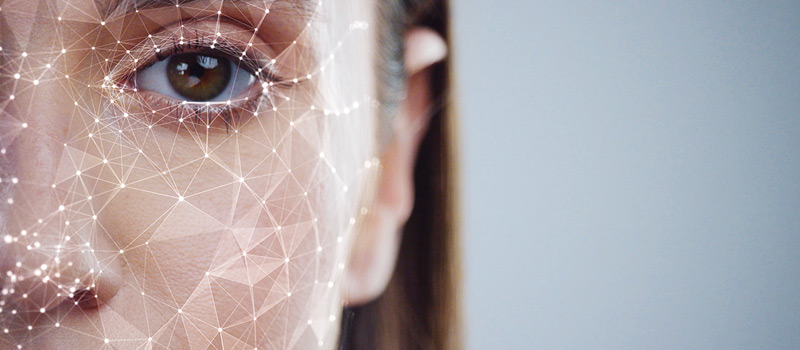 Primer plano de la cara de una mujer con nodos de lectura biométrica para la detección de la cara.