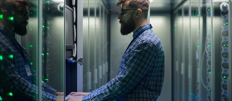 Especialista IT configurando servidores en Data Center