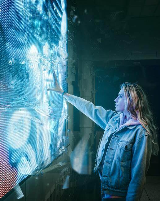 Mujer sorprendida tocando una pantalla con luces azules