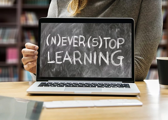 Ordenador con mensaje: "Never stop learning"
