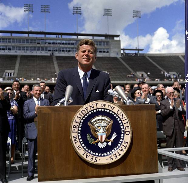 JFK dando un discurso
