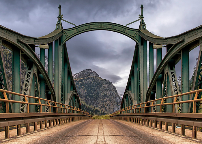 Carretera vacía de un puente entre montañas