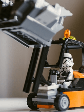 Guerrero de Star Wars de Lego conduciendo una gria