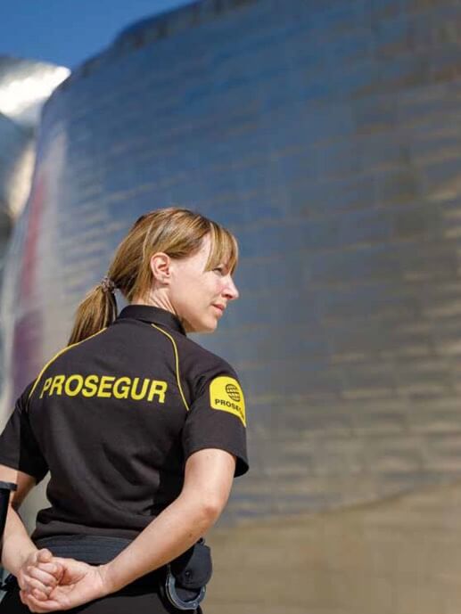 Babel Lowcode Prosegur. A security staff with the logo of Prosegur