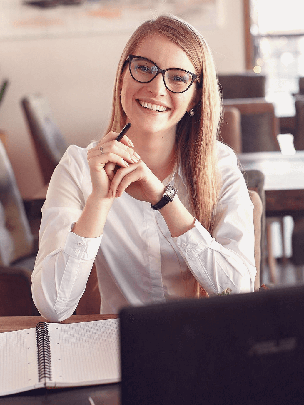 Garota num escritório sorrindo