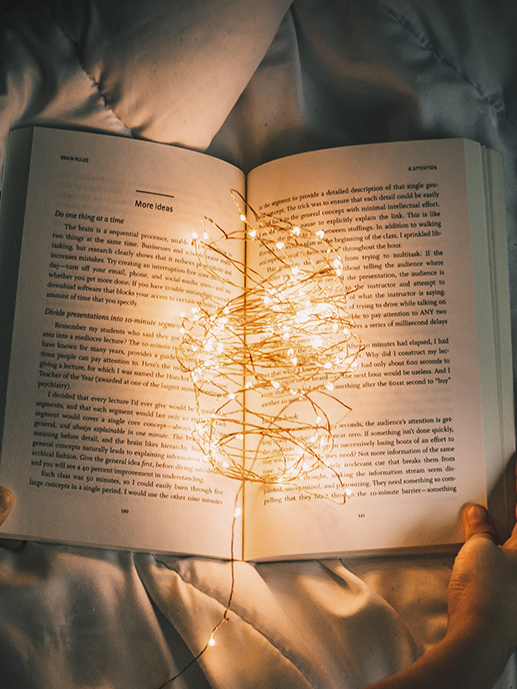 Libro abierto con luces