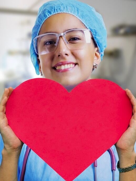 Babel Health Quirón. Sanitary holding a heart made of cardboard