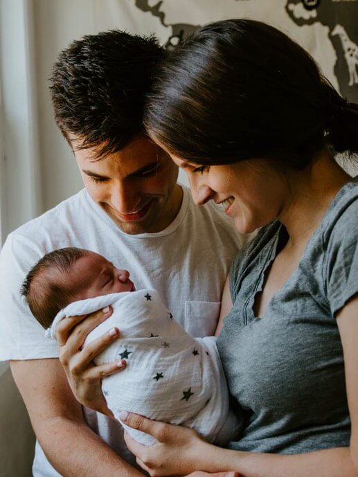 Babel Seguridad Social y Empleo Seguridad Social.  Una pareja feliz con su bebé recién nacido.