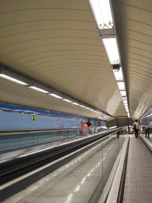 Babel Transportes Metro. Escaleras de una estación de metro