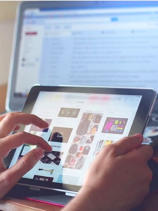 Babel Digital Workplace. Detalle de unas manos de una mujer interactuando con una tablet