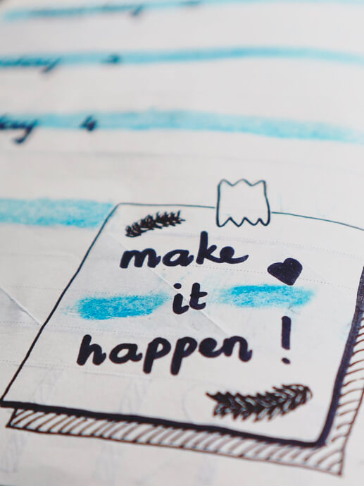 Babel Estrategia Digital. Detalle de un dibujo de un posit con el texto "make it happen!"