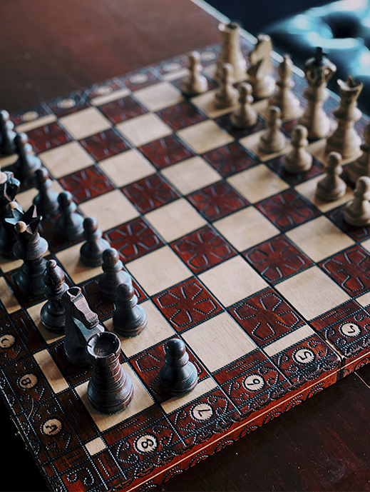 Babel Cybersecurity. Tabuleiro de xadrez com peças a preto e branco